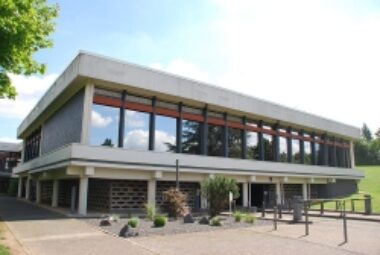 File source: http://de.wikipedia.org/wiki/Datei:DRA-Tagungsr%C3%A4ume.jpg